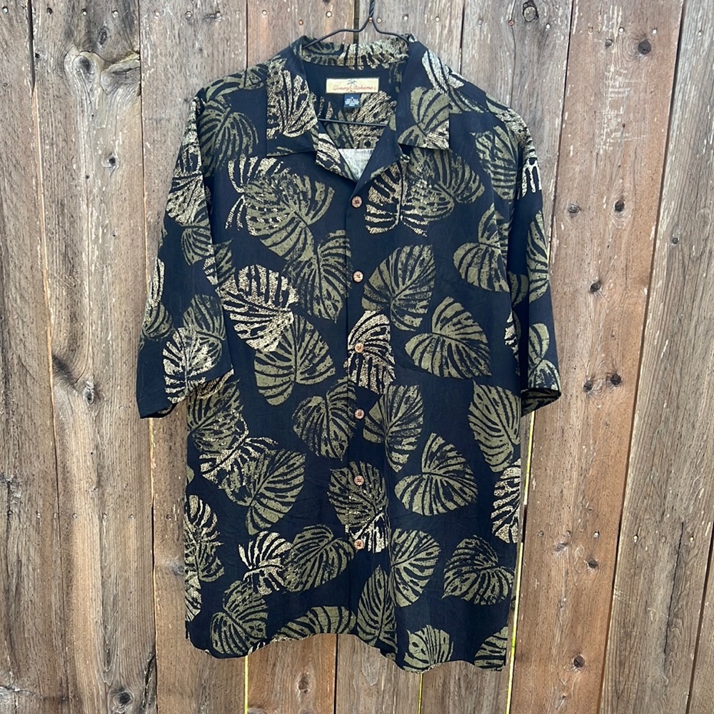 Tommy Bahama mens button down floral Hawaiian shirt size medium %100 silk.